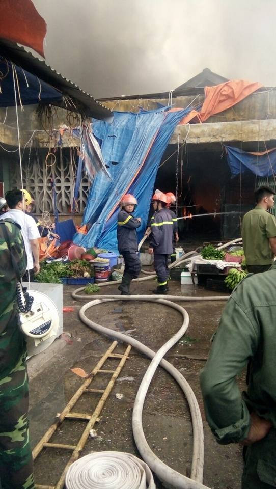 Cảnh sát PCCC khẩn trương dập lửa.