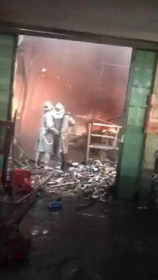 Ngay khi tiếp nhận thông tin, các lực lượng chức năng khẩn trương đến hiện trường vụ cháy chợ ở Sóc Sơn để dập lửa. Sau hơn một giờ đồng hồ, ngọn lửa cơ bản đã được khống chế. Tuy nhiên, nhiều gian hàng bên trong khu chợ bị lửa thiêu rụi hoàn toàn.