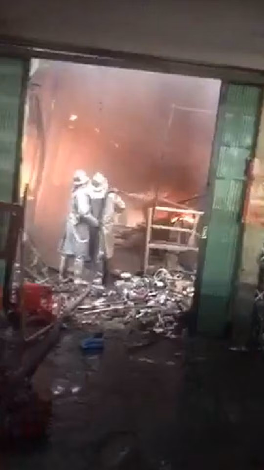 Ngay khi tiếp nhận thông tin, các lực lượng chức năng khẩn trương đến hiện trường vụ cháy chợ ở Sóc Sơn để dập lửa. Sau hơn một giờ đồng hồ, ngọn lửa cơ bản đã được khống chế. Tuy nhiên, nhiều gian hàng bên trong khu chợ bị lửa thiêu rụi hoàn toàn.