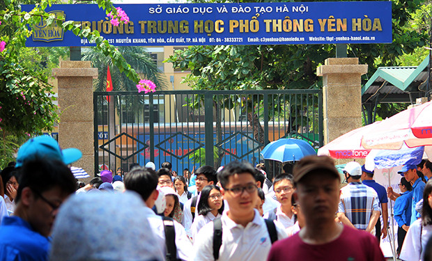 Trong khi đó, tại điểm thi trường THPT Yên Hòa (quận Cầu Giấy, TP Hà Nội) các thí sinh cũng đều tỏ ra vui mừng sau khi kết thúc môn thi Ngữ văn.