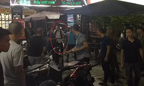 Nam thanh niên (khoanh đỏ) bị bắt giữ ngay sau đó.