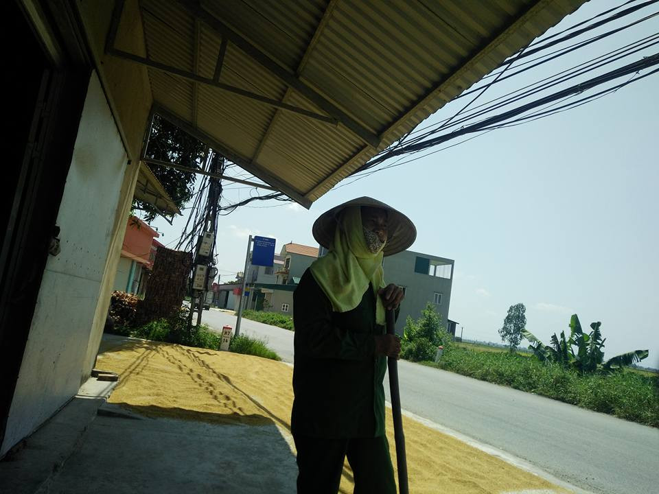 Bà bà Lê T.P. (người dân ở xã Minh Đức, huyện Ứng Hòa), kể lại vụ việc với PV.