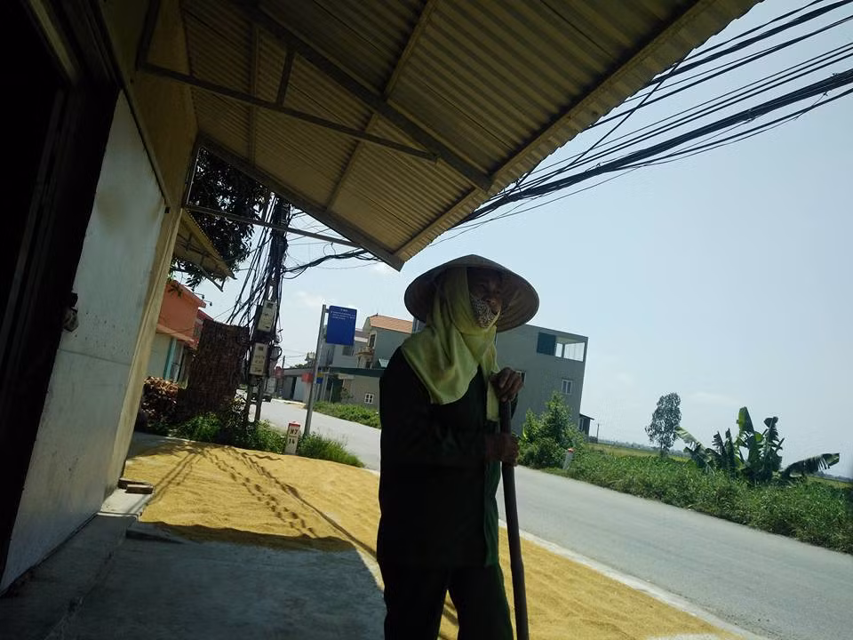 Bà bà Lê T.P. (người dân ở xã Minh Đức, huyện Ứng Hòa), kể lại vụ việc với PV.