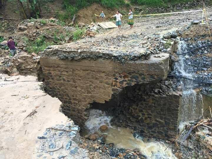 Sạt lở khiến tỉnh lộ 174 - con đường độc đạo nối huyện Trạm Tấu với thị xã Nghĩa Lộ để đi TP Yên Bái và các huyện khác bị chia cắt.