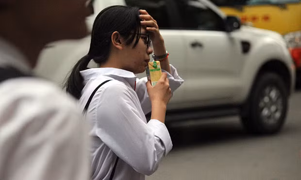 Do phải đến điểm thi từ sớm nhiều thí sinh chưa kịp ăn sáng nên tranh thủ uống hộp sữa để lấy sức "vượt vũ môn".