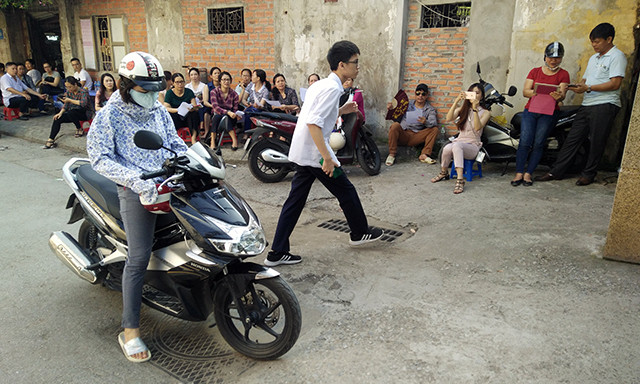 7h35, thí sinh này mới được phụ huynh đưa đến điểm thi.