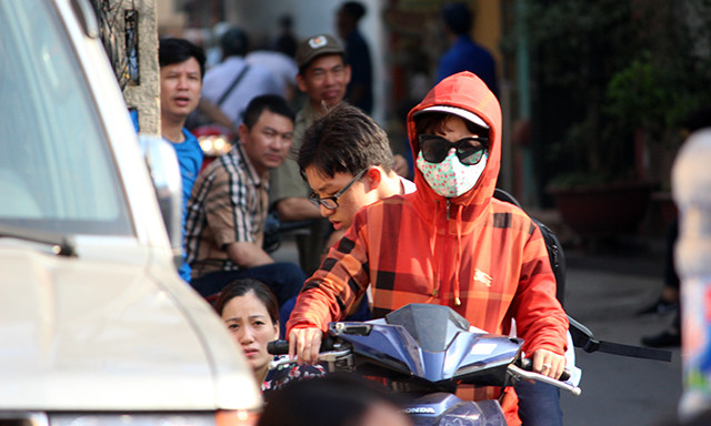 Sau tiếng trống đầu tiên được đánh, tại điểm thi trường THPT Yên Hòa vẫn có nhiều thí sinh đến muộn.