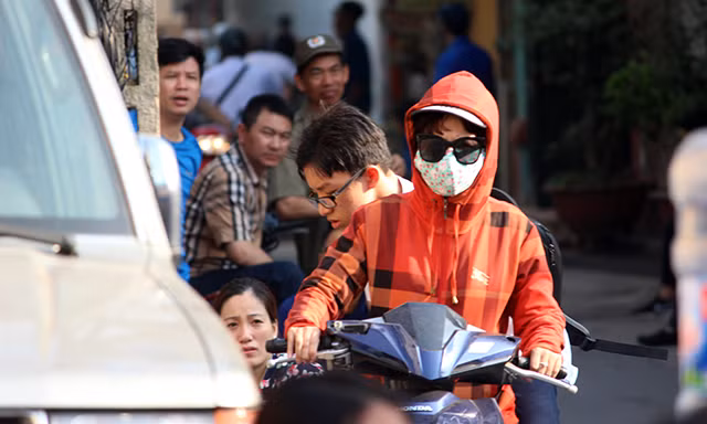 Sau tiếng trống đầu tiên được đánh, tại điểm thi trường THPT Yên Hòa vẫn có nhiều thí sinh đến muộn.