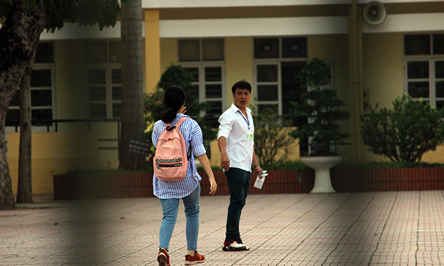 Ngay khi được các phụ huynh khác nhắc nhở là đến muộn, nữ thí sinh mới lao nhanh vào trường và được cán bộ coi thi hướng dẫn để kịp thời gian làm bài.