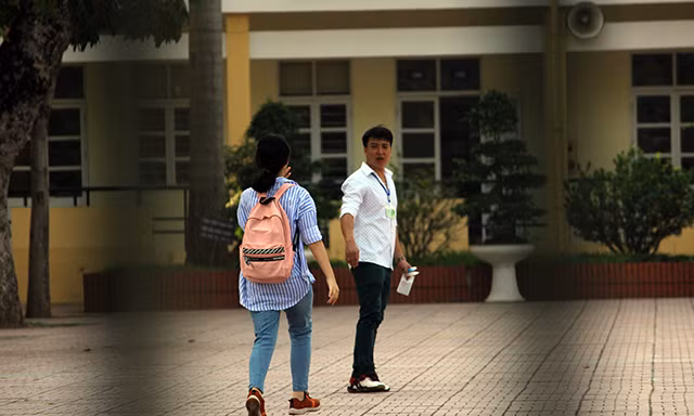 Ngay khi được các phụ huynh khác nhắc nhở là đến muộn, nữ thí sinh mới lao nhanh vào trường và được cán bộ coi thi hướng dẫn để kịp thời gian làm bài.