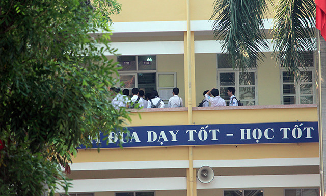 Trong khi đó, tại điểm thi trường THPT Yên Hòa (Cầu Giấy, Hà Nội) các thí sinh cũng được phụ huynh đưa đến điểm thi từ rất sớm. Chia sẻ về cảm xúc của mình với PV, một thí sinh nam cho biết: "Em đã ôn thi rất kỹ, với môn thi đầu tiên sáng nay là Ngữ Văn em có thể tự tin làm bài, và chắc chắn đạt điểm tối đa".