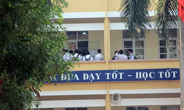 Trong khi đó, tại điểm thi trường THPT Yên Hòa (Cầu Giấy, Hà Nội) các thí sinh cũng được phụ huynh đưa đến điểm thi từ rất sớm. Chia sẻ về cảm xúc của mình với PV, một thí sinh nam cho biết: "Em đã ôn thi rất kỹ, với môn thi đầu tiên sáng nay là Ngữ Văn em có thể tự tin làm bài, và chắc chắn đạt điểm tối đa".