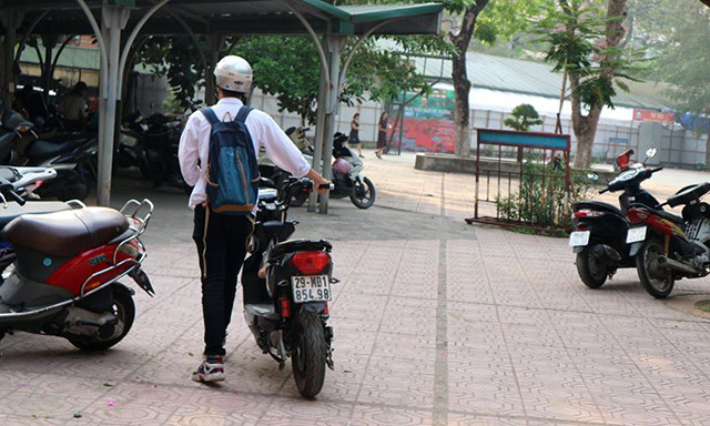 Trong sáng nay, cũng có nhiều thí sinh tại điểm thi Nguyễn Trãi - Ba Đình tự đi xe đến điểm thi mà không cần phải nhờ tới sự đưa đón của các bậc phụ huynh.