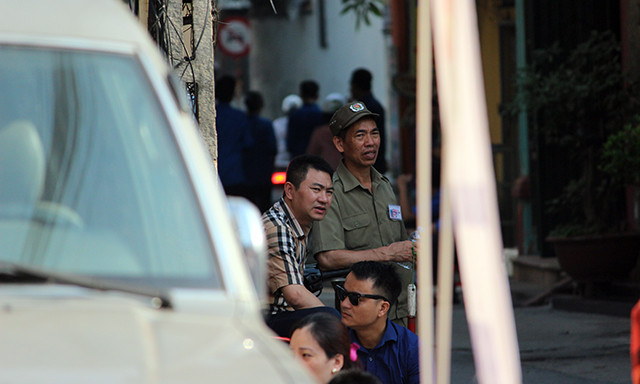 Đúng 8h sáng nay, các thí sinh bắt đầu làm bài thi môn Ngữ văn với thời gian 120 phút. Trong khi các con em ngồi trong phòng thi, nhiều phụ huynh đưa đón đứng ngồi bên ngoài tỏ ra vô cùng lo lắng.