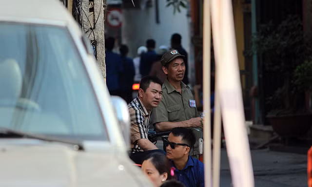 Đúng 8h sáng nay, các thí sinh bắt đầu làm bài thi môn Ngữ văn với thời gian 120 phút. Trong khi các con em ngồi trong phòng thi, nhiều phụ huynh đưa đón đứng ngồi bên ngoài tỏ ra vô cùng lo lắng.