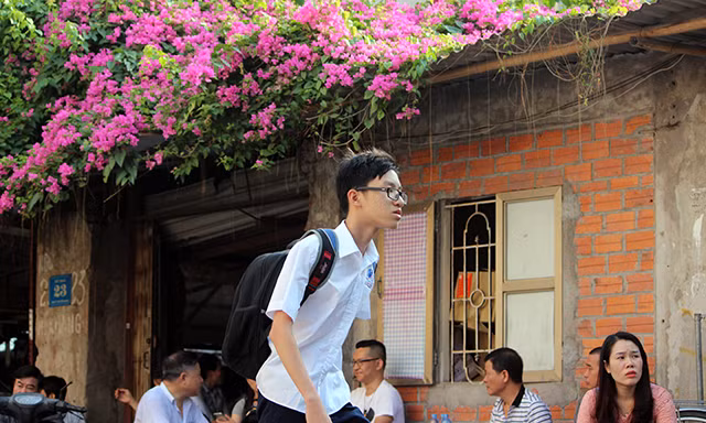 Nam thí sinh chạy như bay vào điểm thi.