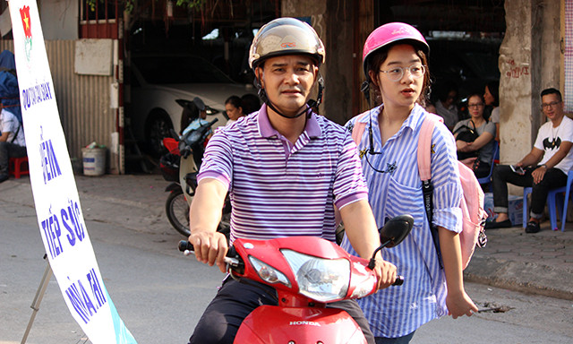 Dù đến điểm thi lúc 7h45 nhưng thí sinh nữ vẫn rất bình tĩnh...