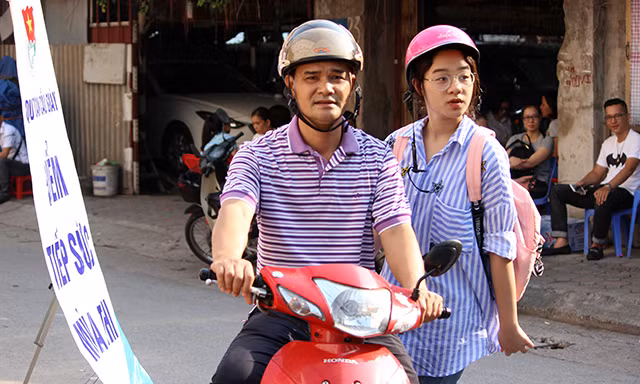 Dù đến điểm thi lúc 7h45 nhưng thí sinh nữ vẫn rất bình tĩnh...