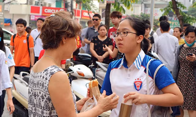 Ghi nhận của PV Kiến Thức tại điểm thi trường Nguyễn Trãi - Ba Đình (Hà Nội), từ hơn 6h nhiều phụ huynh đã nhanh chóng đưa con em mình đến điểm thi. Một số thí sinh chưa kịp ăn sáng ở nhà được phụ huynh tranh thủ mua cho chiếc bánh mỳ ngay tại cổng trường thi.