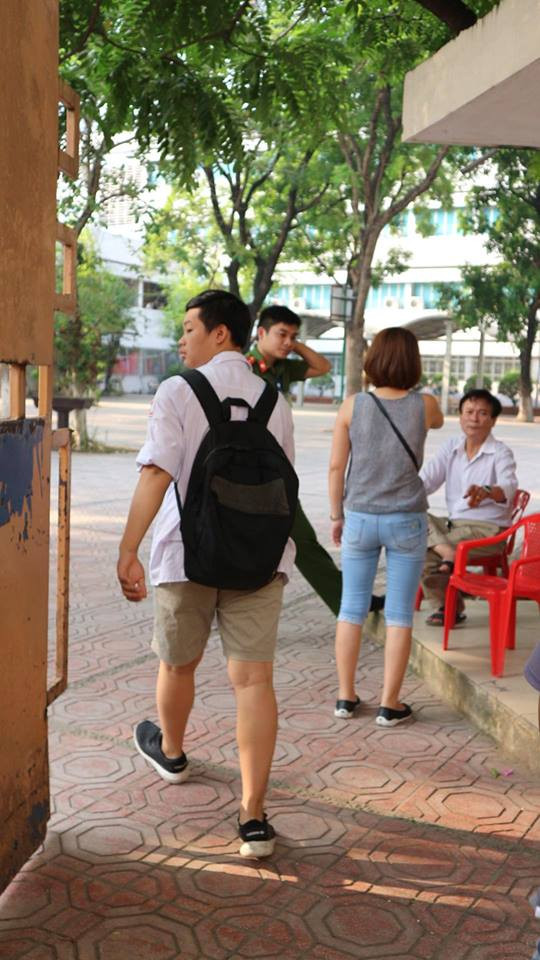 Tại điểm thi trường THPT Nguyễn Trãi (Ba Đình - Hà Nội) nhiều thí sinh vẫn mặc quần ngố đi thi.