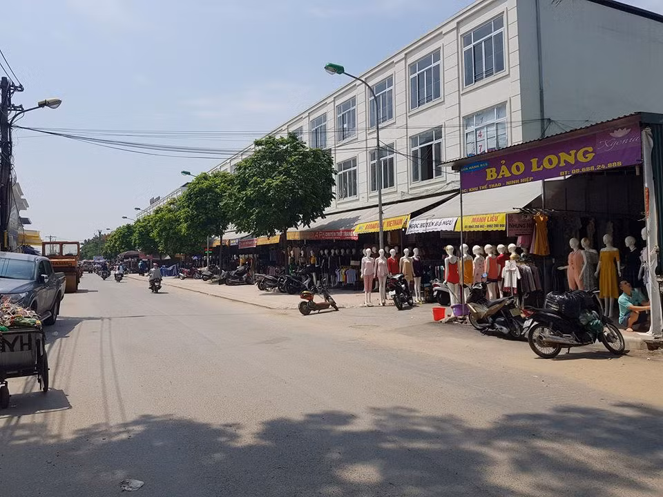 Các ki-ốt, gian hàng được công ty Tân Hùng Minh "hóa phép" cho các tiểu thương thuê để kinh doanh.