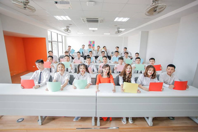 Cô Ánh Hồng trong bộ ảnh kỷ yếu của lớp 12A8.