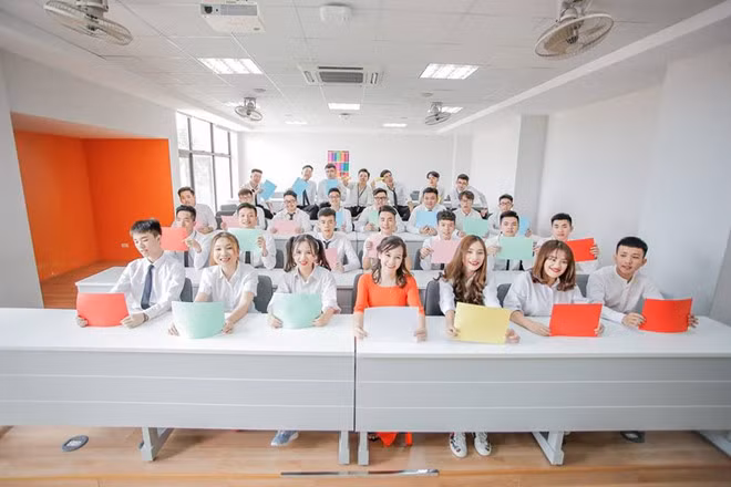 Cô Ánh Hồng trong bộ ảnh kỷ yếu của lớp 12A8.