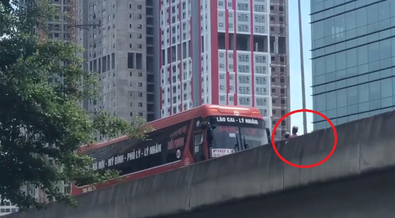 Hình ảnh xe máy (khoanh đỏ) đang ép lùi ô tô trên đường Vành đai 3 trên cao.