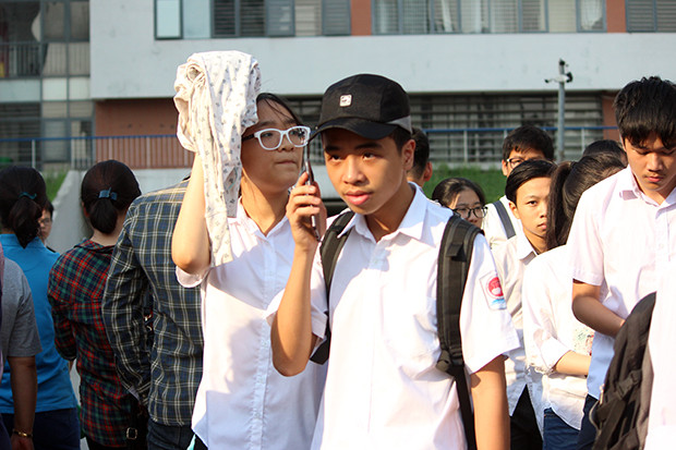 Nam sinh sau khi rời khỏi phòng thi liền gọi điện thông báo cho phụ huynh.