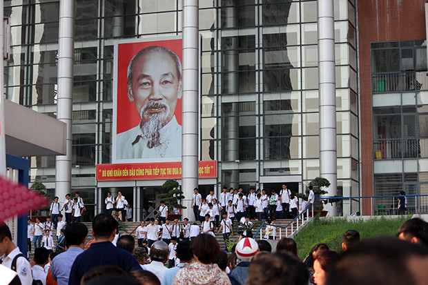 Đúng 16h30, các thí sinh tham dự môn Toán trong kỳ thi tuyển sinh lớp 10 ở điểm trường THPT chuyên Hà Nội - Amsterdam lần lượt rời phòng thi kết thục một ngày "căng thẳng".