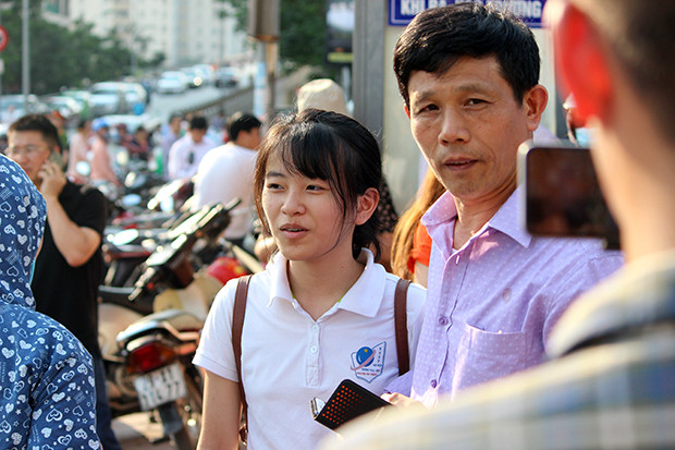 Chia sẻ với PV Kiến Thức, em Phạm Qúy Châu (THCS Nguyễn Tất Thành) cho biết: "Đề năm nay khó quá ạ. Em không hài lòng với bài làm của mình. Thậm chí em còn bỏ mất một câu hình học cuối".