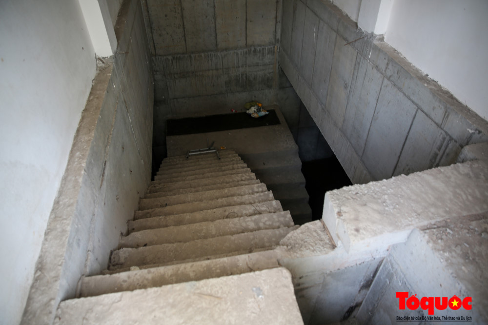 Căn hầm không có cửa che chắn và điện chiếu sáng, lối đi bộ xuống dưới khoảng từ 5-7 m.