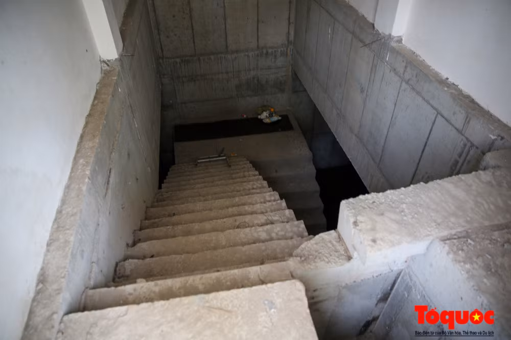 Căn hầm không có cửa che chắn và điện chiếu sáng, lối đi bộ xuống dưới khoảng từ 5-7 m.