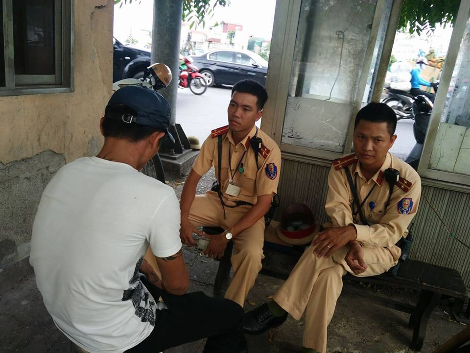 Sau khi giải cứu nam thanh niên, tổ cảnh sát giao thông hết mực khuyên ngăn anh ta không nghĩ quẩn nữa.