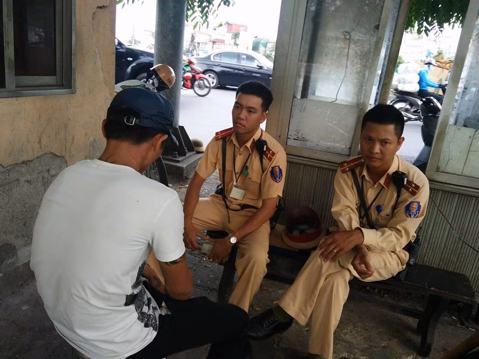 Sau khi giải cứu nam thanh niên, tổ cảnh sát giao thông hết mực khuyên ngăn anh ta không nghĩ quẩn nữa.