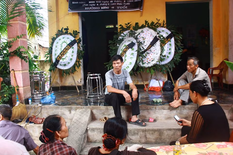 Người thân nạn nhân T.,