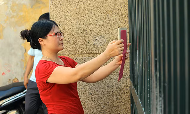 Phụ huynh cố gắng chụp lại khoảnh khắc tại điểm thi để làm kỷ niệm.