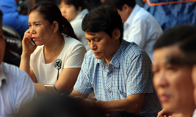 Đúng 8h sáng, các thí sinh bắt đầu làm bài với thời gian 120 phút. Trong khi đó, nhiều bậc phụ huynh ở điểm thi trường THPT Yên Hòa (Cầu Giấy, Hà Nội) bày tỏ sự lo lắng, ngồi ở phía bên ngoài cổng trường thi đợi con.