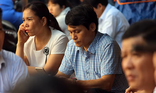 Đúng 8h sáng, các thí sinh bắt đầu làm bài với thời gian 120 phút. Trong khi đó, nhiều bậc phụ huynh ở điểm thi trường THPT Yên Hòa (Cầu Giấy, Hà Nội) bày tỏ sự lo lắng, ngồi ở phía bên ngoài cổng trường thi đợi con.