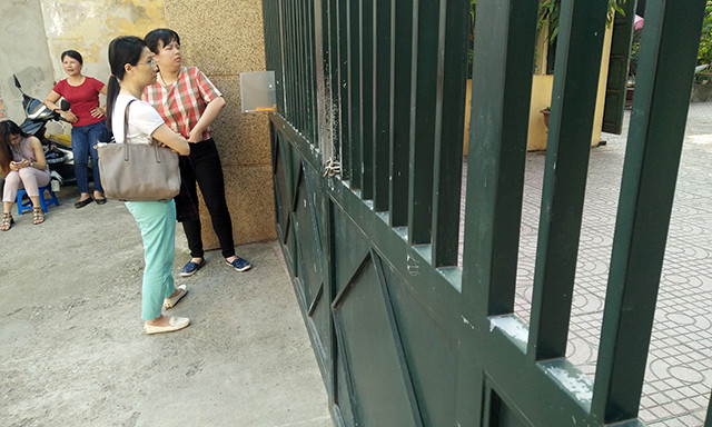 Hầu hết các bậc phụ huynh ở điểm thi trường THPT Yên Hòa đều rất lo lắng. Một số phụ huynh chia sẻ rằng, sợ con em mình không thi đỗ vào lớp 10 trường công, vì lực học hơi thấp.