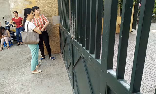Hầu hết các bậc phụ huynh ở điểm thi trường THPT Yên Hòa đều rất lo lắng. Một số phụ huynh chia sẻ rằng, sợ con em mình không thi đỗ vào lớp 10 trường công, vì lực học hơi thấp.