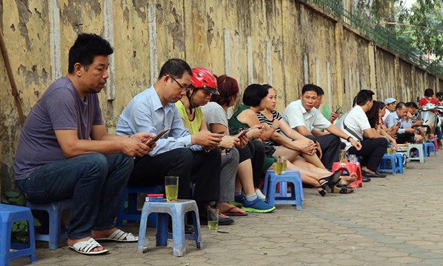 Nhiều phụ huynh trong ngày hôm nay đã phải tạm gác công việc của mình lại để đưa con em đến điểm thi. Bởi đây là một trong những kỳ thi rất quan trọng.