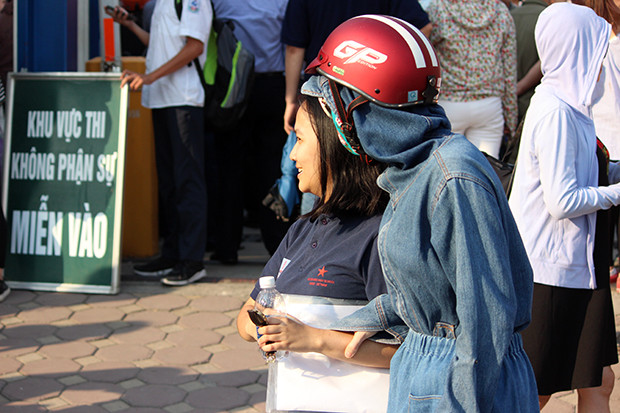 Ngày mai 8/6, các thí sinh tham dự kỳ thi tuyển sinh vào lớp 10 tiếp tục làm bài với các môn thi lớp chuyên: Ngoại ngữ (sáng), Ngữ văn, Toán, Tin học, Sinh học, Tiếng Pháp, Tiếng Nhật (môn thay thế).