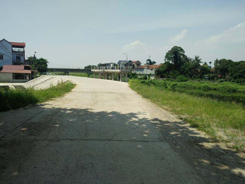 Nhóm nam thanh niên đánh nam thanh niên lạ mặt từ ngoài đường cao tốc, đánh vào đường làng. Ảnh hiện trường vụ việc.