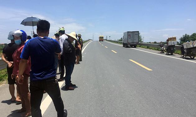 Các lực lượng chức năng thu thập bằng chứng, căn cứ vào các dấu tích tại hiện trường để nhanh chóng đưa ra kết luận chính xác nhất về nguyên nhân hai thiếu nữ tử vong trong đêm. Trong trưa nay, người thân của hai nạn nhân cũng được mời đến chứng kiến để làm rõ những tình tiết.