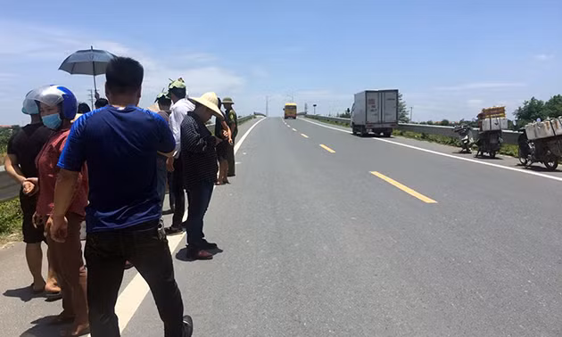 Các lực lượng chức năng thu thập bằng chứng, căn cứ vào các dấu tích tại hiện trường để nhanh chóng đưa ra kết luận chính xác nhất về nguyên nhân hai thiếu nữ tử vong trong đêm. Trong trưa nay, người thân của hai nạn nhân cũng được mời đến chứng kiến để làm rõ những tình tiết.