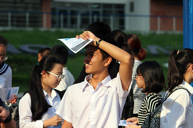Nam sinh này cho biết, bài làm của em không thực sự tốt và chỉ hy vọng đạt được điểm trung bình. Dẫu vậy, các thí sinh không lấy gì buồn tẻ mà thay vào đỏ lại nở nụ cười rạng rỡ sau khi kết thúc một ngày "căng như dây đàn".