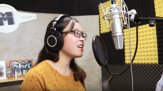 Cô Ánh Hồng tự thu âm ca khúc tặng học trò.