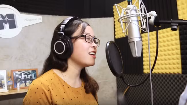 Cô Ánh Hồng tự thu âm ca khúc tặng học trò.