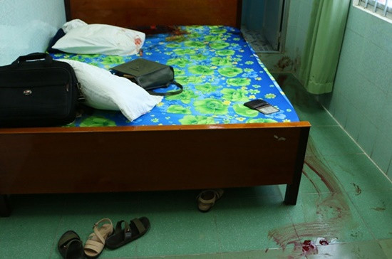 Vua mo mat, nu bac si that kinh canh tinh cu bi cat co